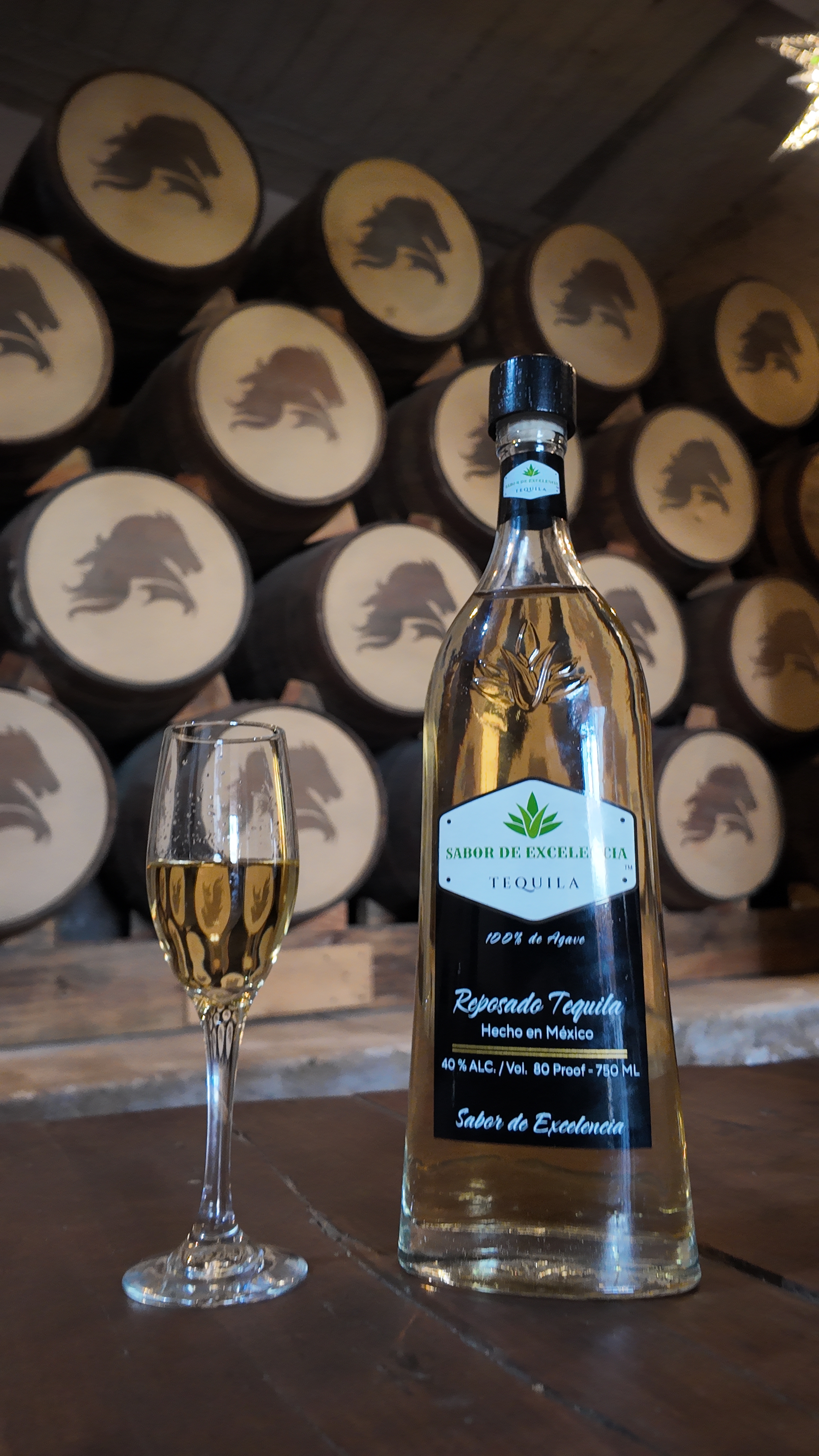 Sabor de Excelencia Reposado with glass and barrels