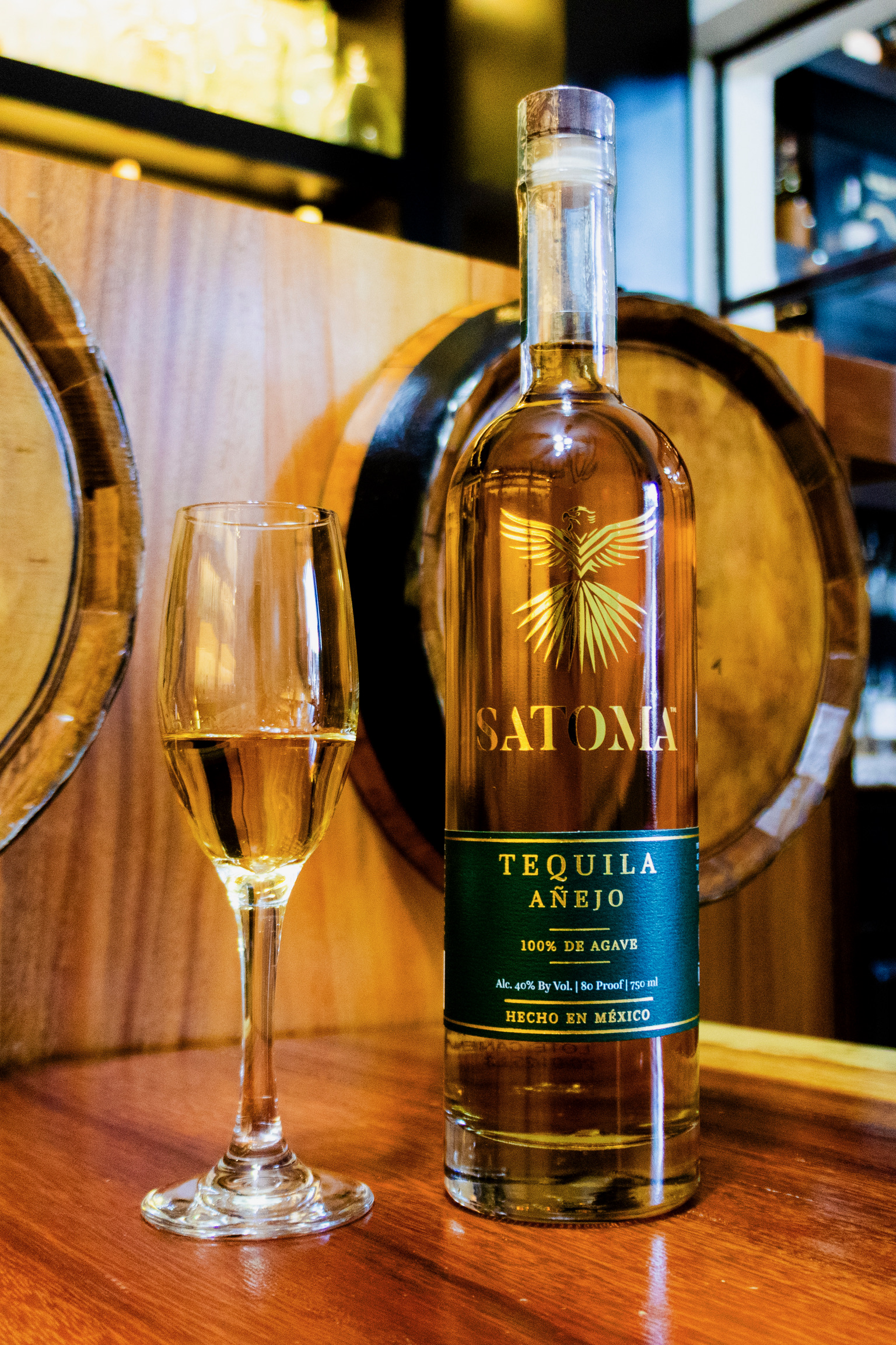Satoma Añejo with glass and barrels
