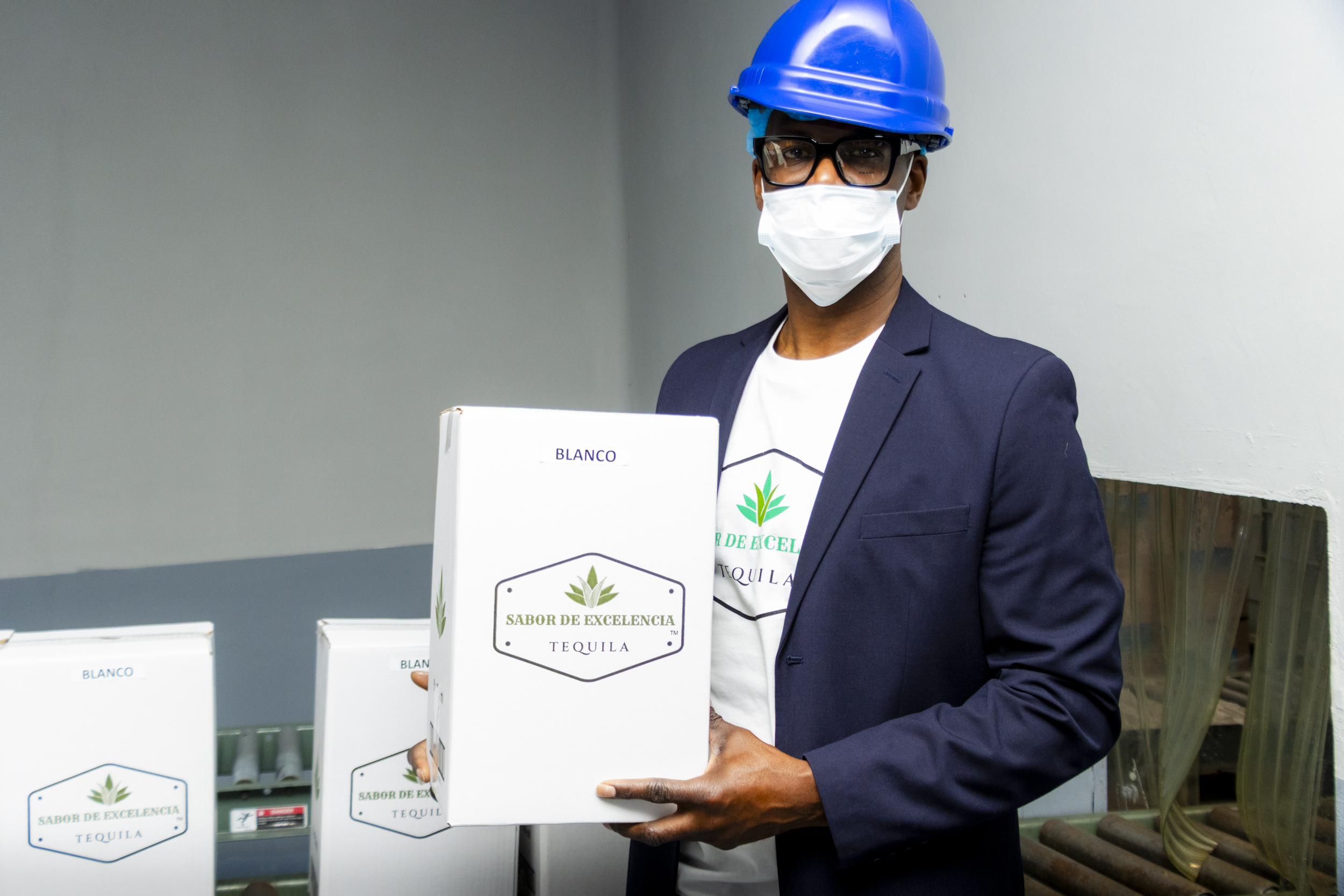 Worker holding a Blanco box